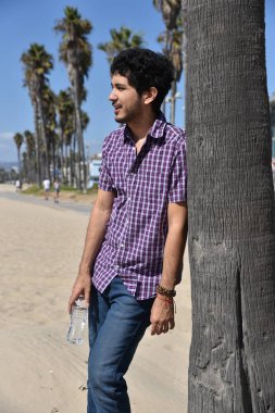 Sahilde tatilde mutlu genç adam