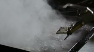 Ticari mutfakta pişirme ızgarası temizleme