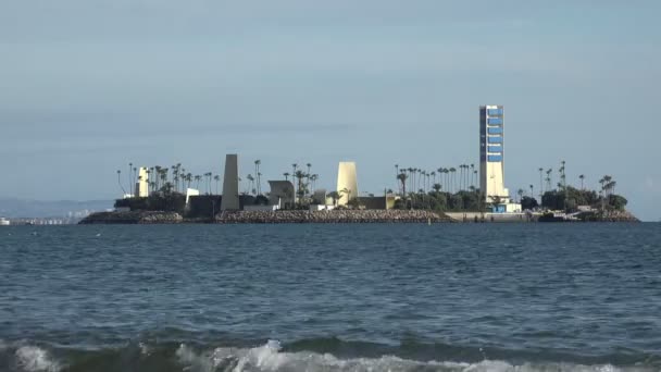 加州长滩海岸外的人造石油钻探岛 — 图库视频影像