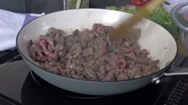 Dökme demir tavada tıraşlı sığır eti pişirme