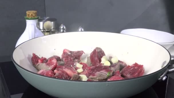 Tavada Pişmiş Sığır Eti Pişirme Sığır Eti Brokoli Dönen — Stok video