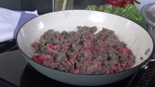 鋳鉄フライパンで煮る牛肉の剃り — ストック動画