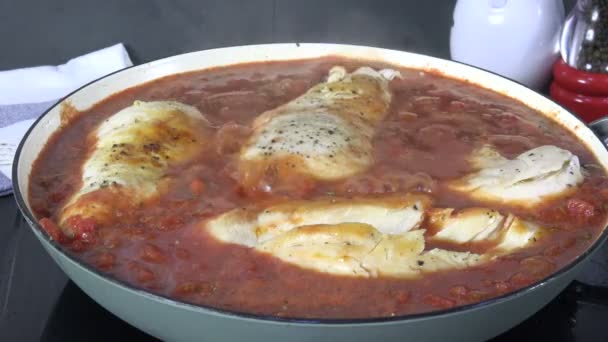 Tavuk Mozzarella Bir Domates Sosu Içinde Kaynayan — Stok video