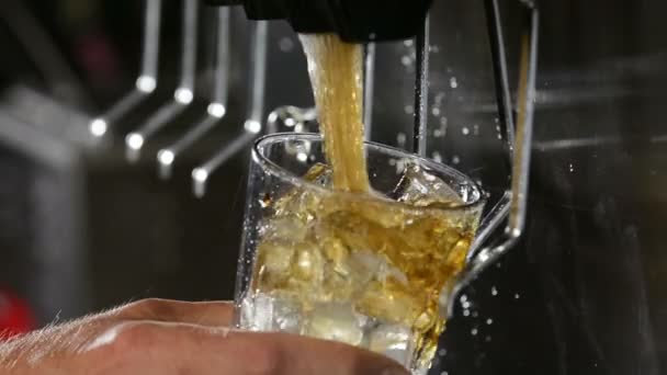 Füllen Eines Glases Mit Cola Einem Sodabrunnen — Stockvideo