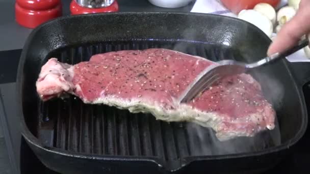 Turning Egy Ínyenc Borda Steak Lassított — Stock videók