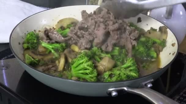 Devolver Carne Cocida Sartén Cocinando Carne Brócoli — Vídeo de stock