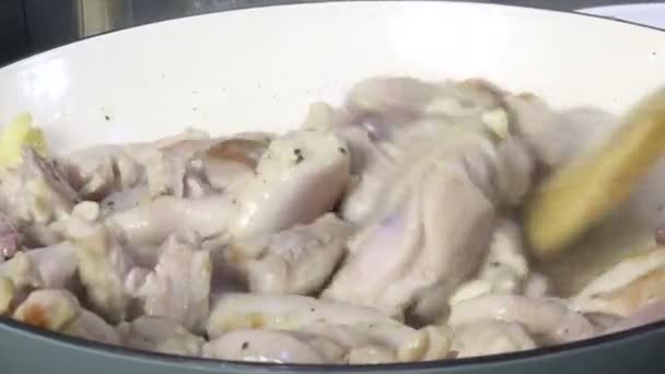 Salteando Pollo Cubos Primer Plano Sartén — Vídeo de stock