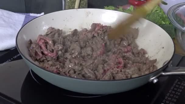 Cozinhar Carne Raspada Uma Frigideira Ferro Fundido — Vídeo de Stock