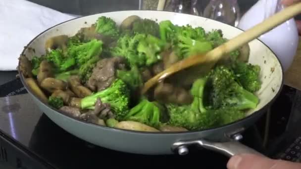 牛肉とブロッコリーを鍋でかき混ぜる — ストック動画