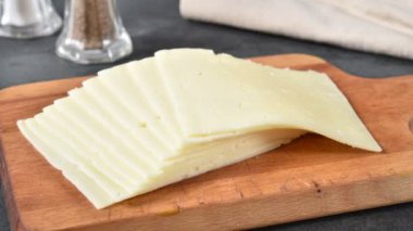 Kesme tahtası durdurma hareketinden kaybolan İsviçre peyniri dilimleri