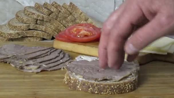 Diffondere Crema Formaggio Sul Pane Vicino — Video Stock