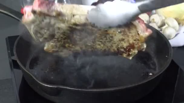 Girando Una Bistecca Costola Una Padella Ghisa — Video Stock