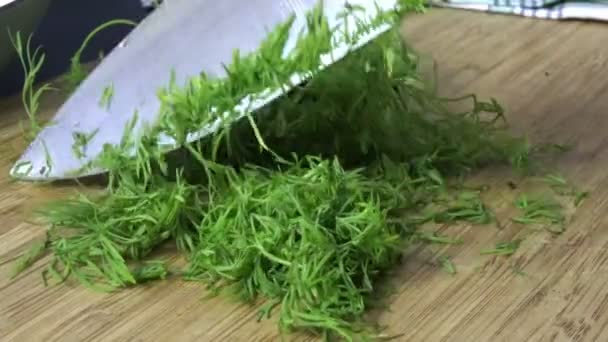 Frischen Dill Auf Einem Schneidebrett Hacken — Stockvideo