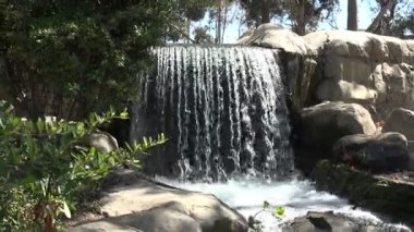 Parkta güzel bir şelale