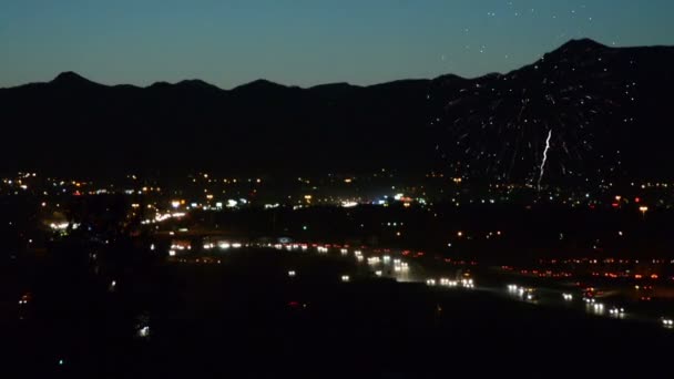 夕暮れ時にデンバーで花火が噴火 ロッキー山脈を背景に — ストック動画