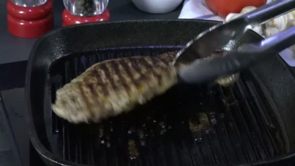 Extracción Filete Jugoso Grueso Una Parrilla Hierro Fundido — Vídeo de stock