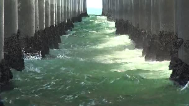 Κοντινά Κύματα Που Στροβιλίζουν Κάτω Από Την Προβλήτα — Αρχείο Βίντεο