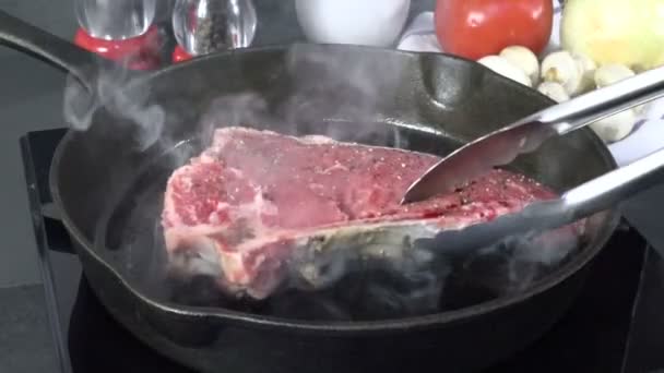 Tornando Bife Costela Gourmet Câmera Lenta — Vídeo de Stock