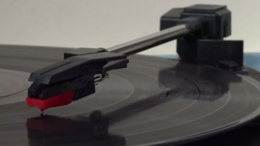 Pikapta çalan bir vinil kayıt albümü