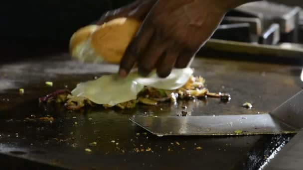 Chef Cooking Een Philly Steak Sandwich Een Grill — Stockvideo