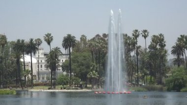 Los Angeles Echo Park'ta gölde güzel çeşme