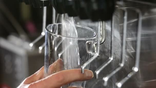 ソーダの噴水で氷でグラスを充填 — ストック動画