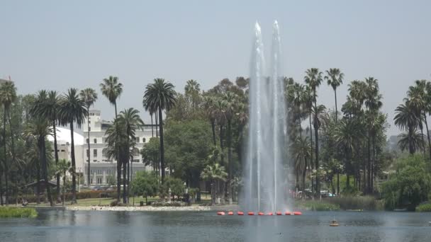 ロサンゼルスのエコーパークの湖の美しい噴水 — ストック動画
