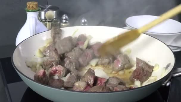 Bir Tavada Kesilmiş Sığır Eti Biftek Browning Küpleri — Stok video