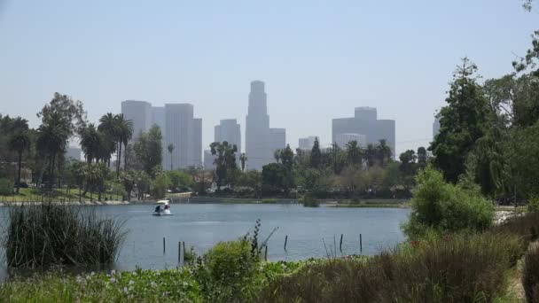 Los Angeles Skyline Set Fra Søen Ved Echo Park – Stock-video