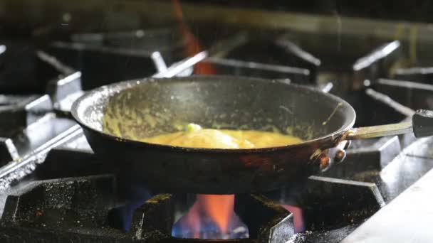 Chef Mescolando Cibo Agitando Padella Sul Bruciatore — Video Stock