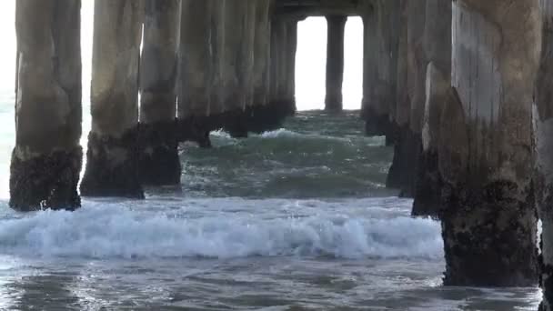 Olas Chocando Contra Los Soportes Del Muelle — Vídeos de Stock