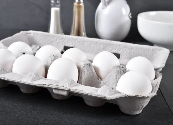 Коробка свежих яиц — стоковое фото