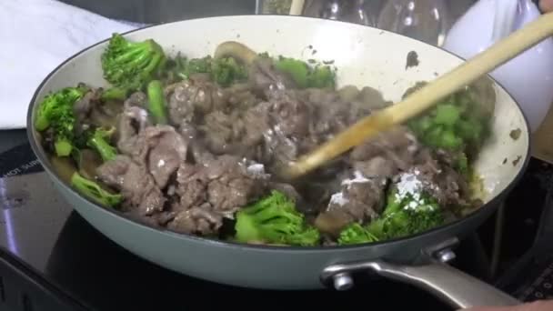 Agitar Harina Carne Res Brócoli Una Sartén — Vídeo de stock