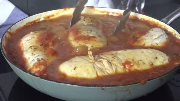 トマトソースでフライパンで鶏の胸肉を回す — ストック動画