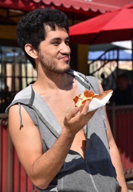 Bir kaldırım kafede mutlu genç adam