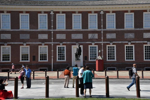 Tourists Photographing Statue of George Washington — Stock Photo, Image