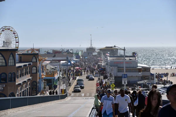 Santa Monica İskelesi'nde insan kalabalığı — Stok fotoğraf