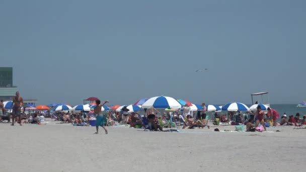 Cidade Atlântica Junho 2019 Turistas Que Apreciam Praia Atlantic City — Vídeo de Stock