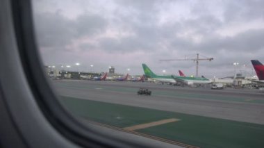 Los Angeles, Ca - 30 Haziran 2019: Lax pistinde taksiler gibi uçak penceresinden görünümü