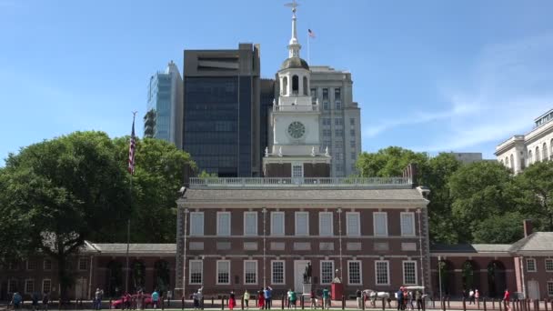 フィラデルフィア 2019年6月30日 米国が形成された独立記念館の前で観光客の群衆 — ストック動画
