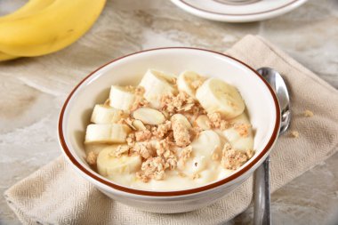 Muz ve granola ile yoğurt Kase