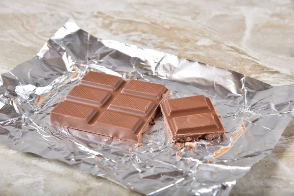 Шоколад с отсутствующими кусочками — стоковое фото