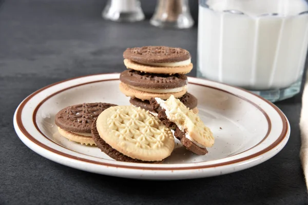 Duplex cookies and a glass of milk — Stock Photo, Image