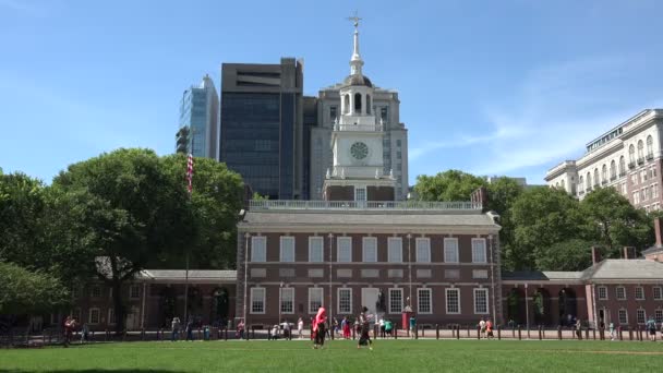 독립선언서가 체결된 필라델피아 독립기념관을 방문하는 관광객들 — 비디오