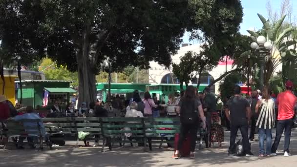 人们在奥尔维拉街的广场上与玛丽亚奇乐队跳舞 该地区被认为是洛杉矶的出生地 — 图库视频影像