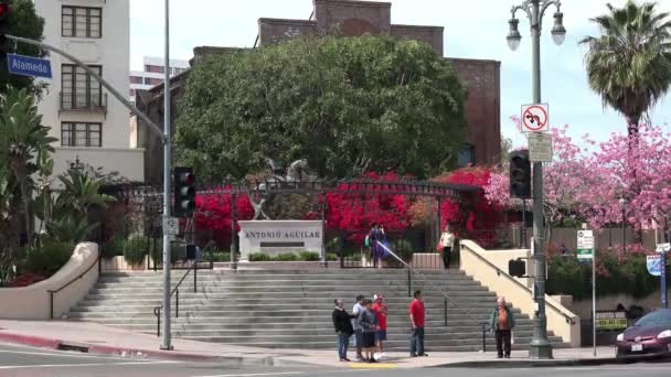 在洛杉矶市中心 墨西哥歌手 词曲作家 电影制片人和马术运动员安东尼奥 阿吉拉尔的雕像 — 图库视频影像
