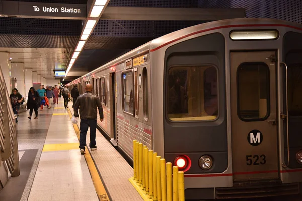 Los Angeles, Ca - 24 Kasım 2018: Los Angeles Metro Metrosuna binen yolcular