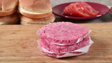 Bir yığın çiğ hamburger köftesi kayboluyor