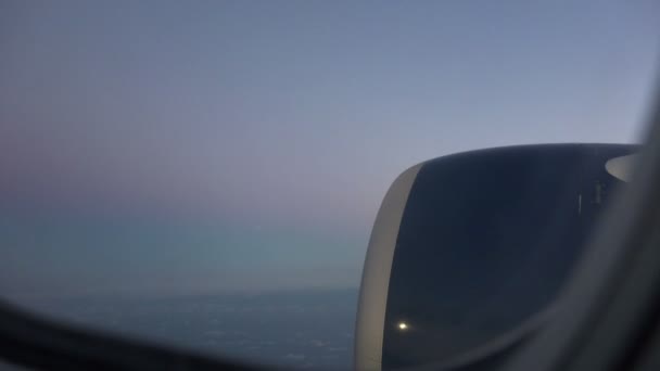 저녁에 고도가 높아지면서 비행기 창에서 바라볼 있습니다 — 비디오