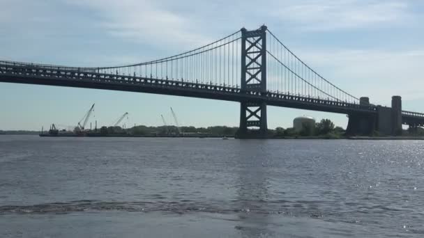 デラウェア川に架かる象徴的なベン フランクリン橋 — ストック動画